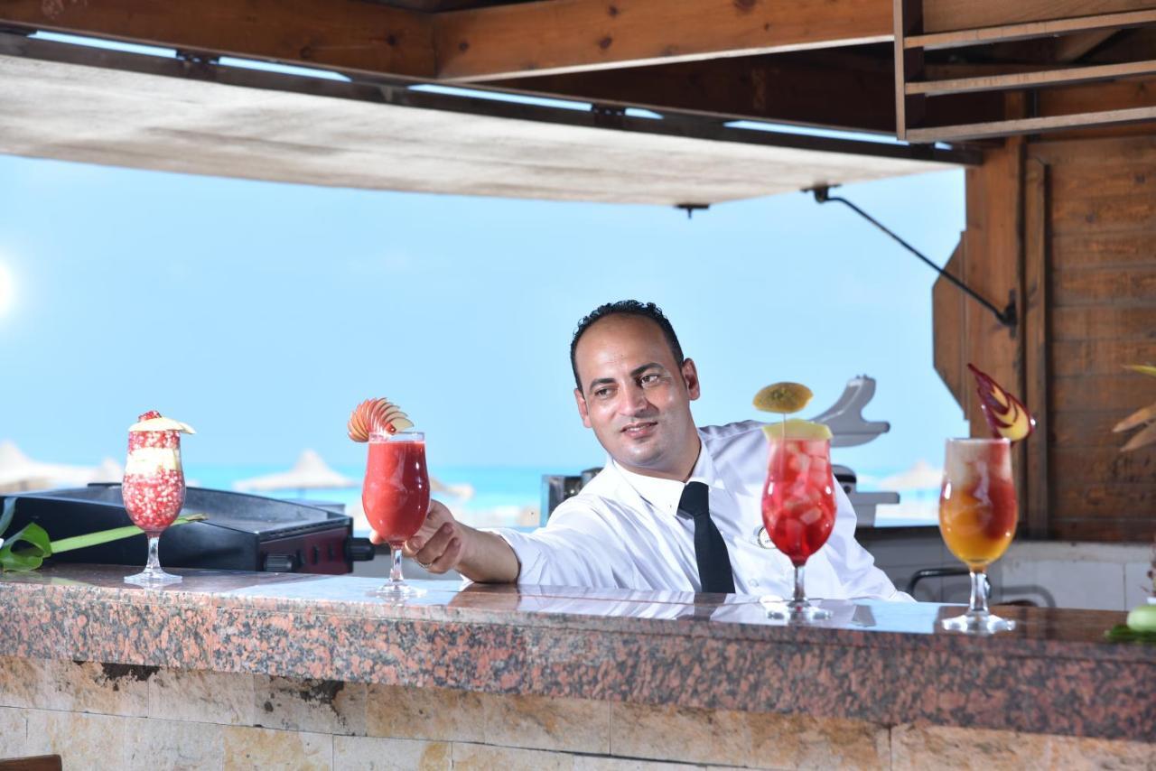Tolip North Coast Hotel El Alamein Exterior foto A bartender at work