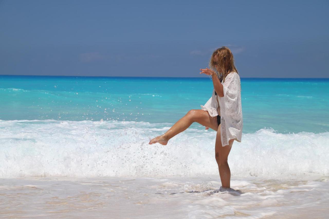 Tolip North Coast Hotel El Alamein Exterior foto A woman on a beach