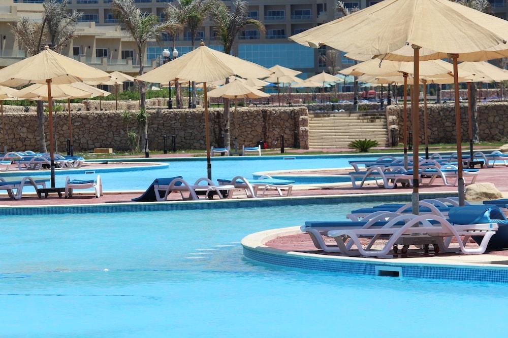 Tolip North Coast Hotel El Alamein Exterior foto A pool at a resort in Egypt