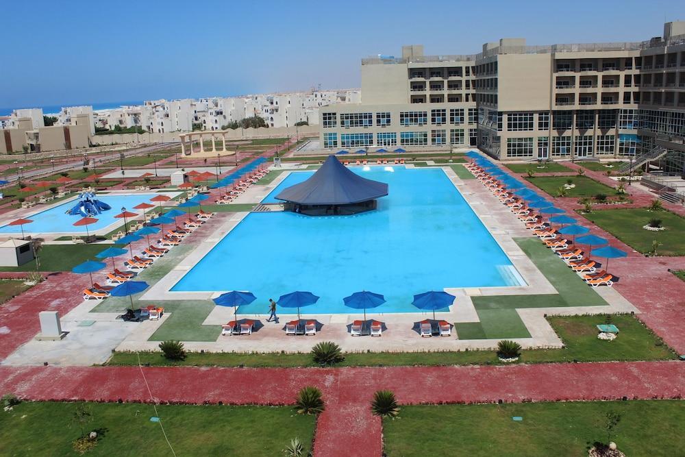 Tolip North Coast Hotel El Alamein Exterior foto The swimming pool at the hotel